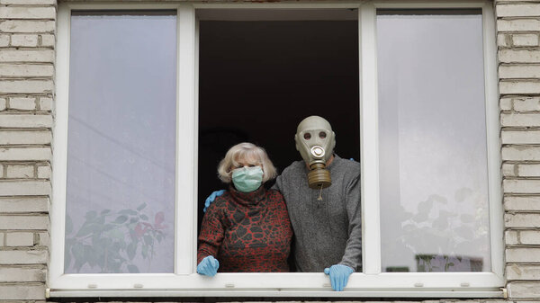 Старые бабушка и дедушка сидят дома в изоляции на карантине. Коронавирус
