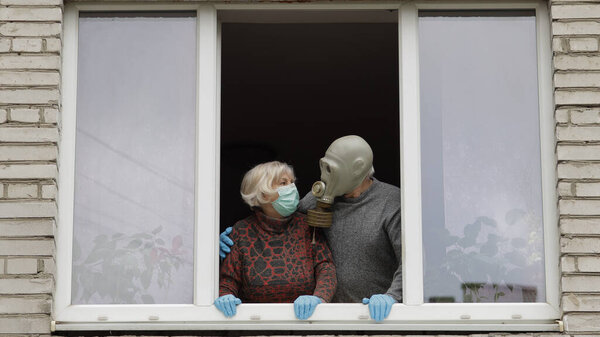 Старые бабушка и дедушка сидят дома в изоляции на карантине. Коронавирус

