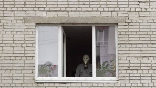 Old man in gas mask stay at window isolated at home on quarantine. Coronavirus — Stock Video