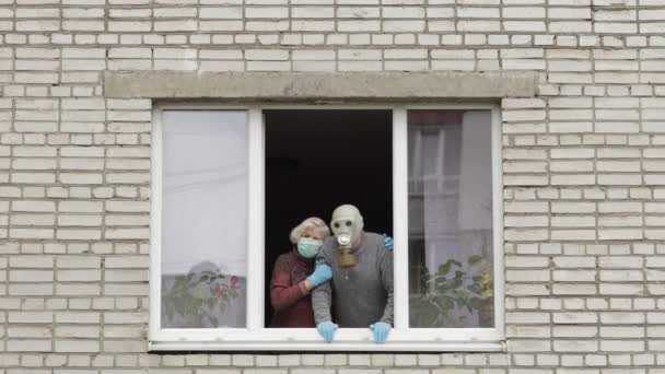 祖父母は隔離された家に隔離された窓にいます。コロナウイルス — ストック動画