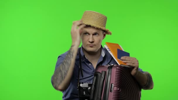 Retrato de hombre turista con maleta, pasaporte y entradas. Clave de croma — Vídeos de Stock
