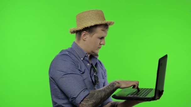 Porträtt av människan turist arbetar på semester med hjälp av laptop. Kromnyckel — Stockvideo