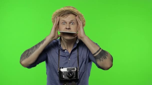 Portrait de jeune homme photographe touristique à l'air choqué. Clé chromatique — Video