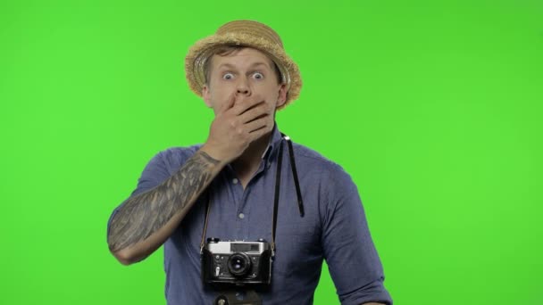 Retrato de un joven fotógrafo turístico que parece sorprendido. Clave de croma — Vídeos de Stock