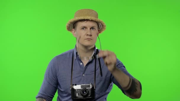 Портрет молодого туриста-фотографа показывает знак "стоп". Ключ хрома — стоковое видео
