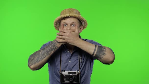 Porträt eines jungen Mannes Touristenfotograf schaut schockiert. Chroma-Schlüssel — Stockvideo