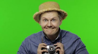 Genç turist fotoğrafçısının portresi. Komik çılgın adam. Krom anahtar