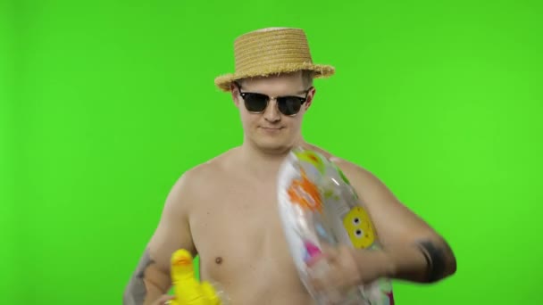 Shirtless man tourist walking with swimming ring and duck toy. Chroma key — Stock Video
