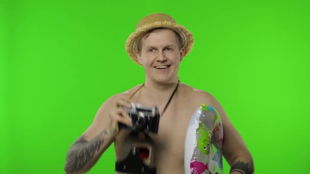 Shirtless man toeristische fotograaf is het nemen van foto 's op retro camera. Chromatoetsen — Stockvideo