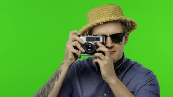 Портрет человека туристического фотографа, делающего фотографии на ретро-камеру. Ключ хрома — стоковое видео