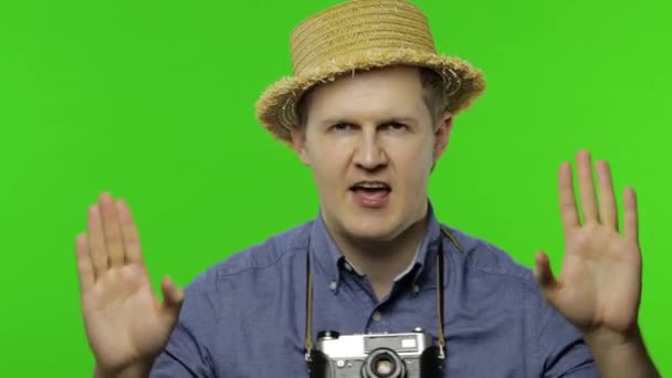 Retrato de hombre feliz fotógrafo turístico baila. Clave de croma — Vídeo de stock