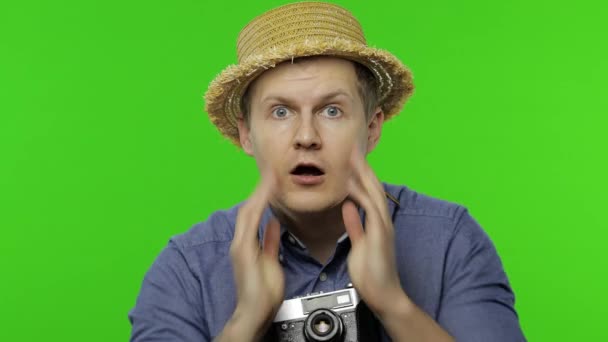 Portrait de jeune homme photographe touristique à l'air choqué. Clé chromatique — Video