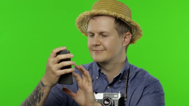 Portret van een toerist die een mobiele telefoon gebruikt voor een videogesprek. Chromatoetsen — Stockvideo