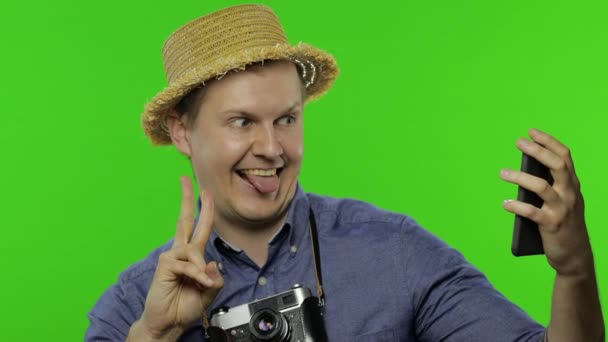 Portret van de mens toerist maakt selfies met behulp van mobiele telefoon. Chromatoetsen — Stockvideo