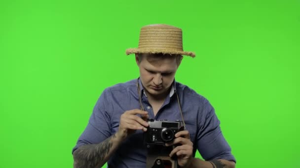 Portrét muže turistického fotografa fotografuje na kameře. Klíč Chroma — Stock video