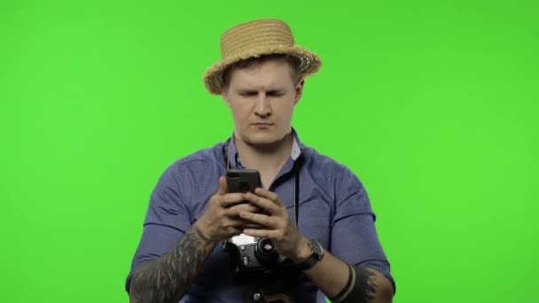 Portrét člověka turisty hledá trasu na mapě v chytrém telefonu. Klíč Chroma — Stock video