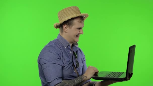 Retrato de hombre turista está hablando en el chat de vídeo con el ordenador portátil. Clave de croma — Vídeo de stock