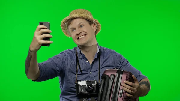 Портрет человека туриста делает селфи с помощью мобильного телефона. Ключ хрома — стоковое фото