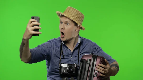 Retrato de hombre turista está haciendo selfies usando el teléfono móvil. Clave de croma —  Fotos de Stock
