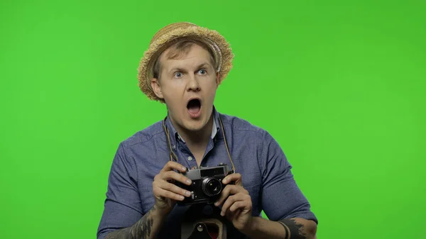 Portrait of excited man tourist photographer with retro photo camera. Chroma key — Stock Photo, Image