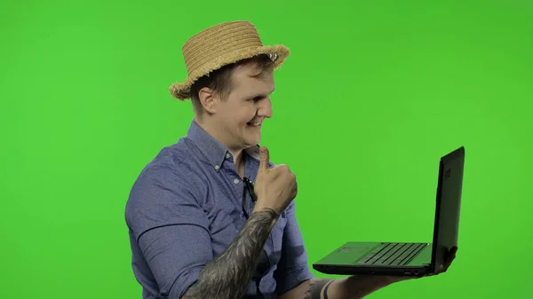 Portré férfi turista dolgozik nyaralás segítségével laptop. Kroma kulcs — Stock Fotó