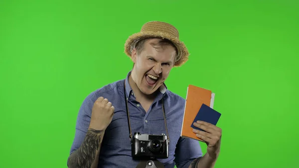 Portret człowieka fotografa turystycznego świętuje paszportem i biletem — Zdjęcie stockowe