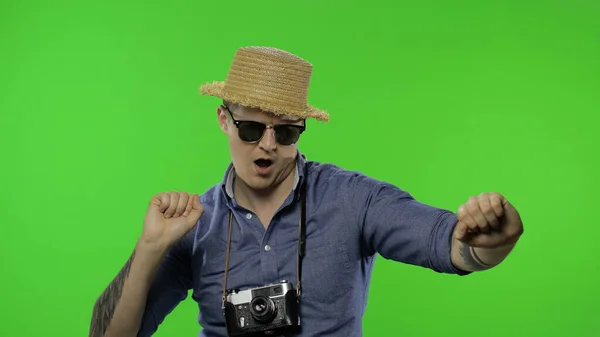 Πορτρέτο του ευτυχισμένος άνθρωπος τουριστικός φωτογράφος χορεύει. Κλειδί χρωμίου — Φωτογραφία Αρχείου