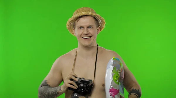 Shirtless άνθρωπος τουρίστας φωτογράφος με ρετρό κάμερα, δαχτυλίδι κολύμπι. Κλειδί χρωμίου — Φωτογραφία Αρχείου