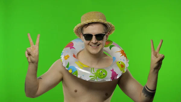 Shirtless tourist with swimming ring. Celebrates, dances. Chroma key — Stock Photo, Image