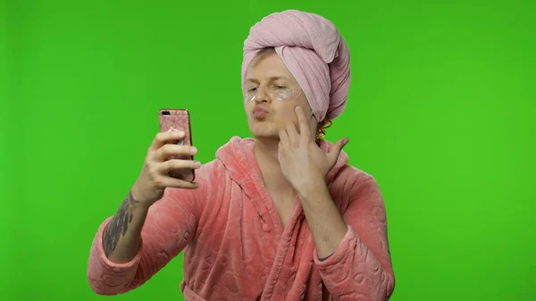穿浴衣、戴口罩的变性人用手机自拍 — 图库照片