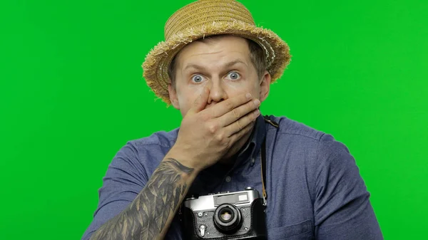 Portrait of young man tourist photographer looking shocked. Chroma key — Stock Photo, Image