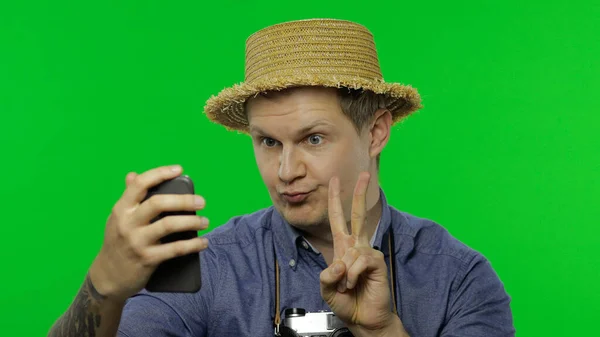 Πορτρέτο του ανθρώπου τουρίστα κάνει selfies χρησιμοποιώντας το κινητό τηλέφωνο. Κλειδί χρωμίου — Φωτογραφία Αρχείου