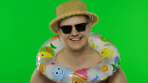 Shirtlos glücklicher Mann mit Schwimmring auf den Schultern lächelnd. Chroma-Schlüssel — Stockfoto