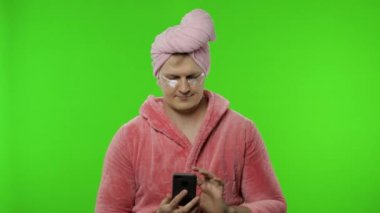 Bornozlu transseksüel adam yakalanmaktan korkarak cep telefonu kullanıyor.