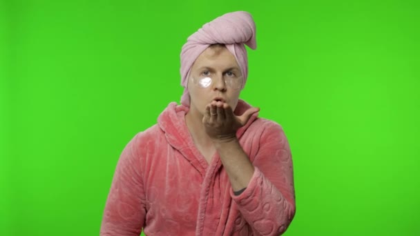 Porträt eines transsexuellen Mannes im Bademantel wedelt mit der Hand und schickt Fliegenküsse — Stockvideo