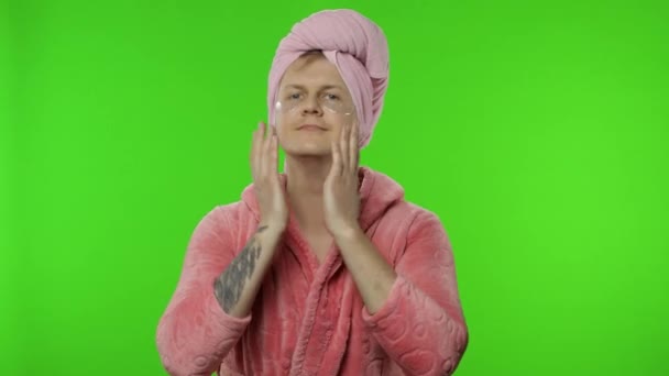 Porträtt av transsexuell man i badrock ser i spegel bär ögonlappar — Stockvideo