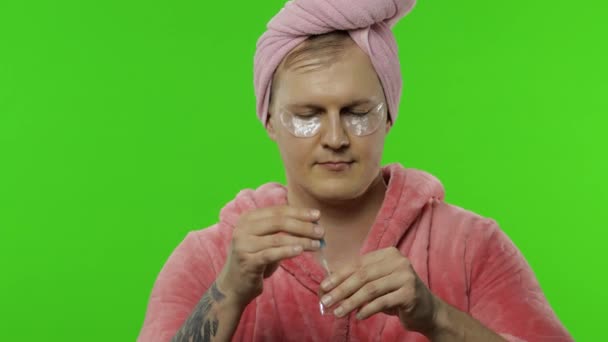 Retrato de homem transexual em roupão pintando suas unhas de mão. Chave Chroma — Vídeo de Stock