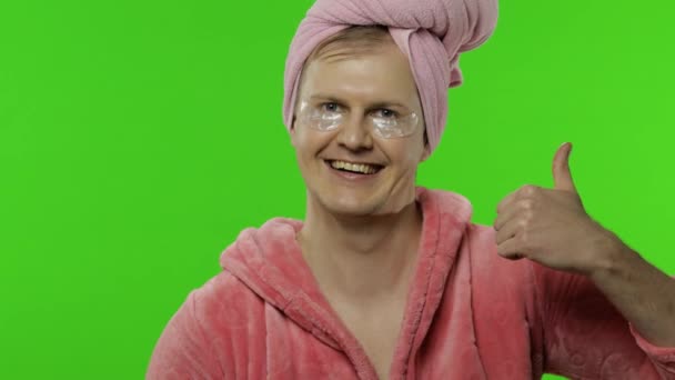 Homem transexual em roupão de banho e manchas oculares dando polegares para cima. Chave Chroma — Vídeo de Stock