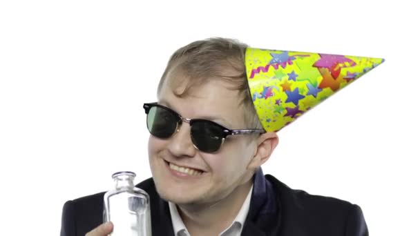Drack affärsman i festlig mössa, solglasögon dricka alkohol, visar OK tecken — Stockvideo