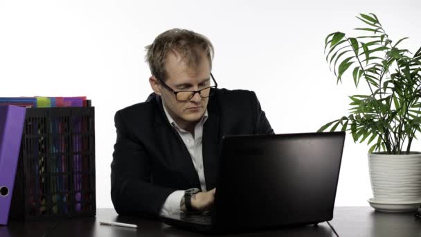 Fáradt álmos üzletember keményen dolgozik az irodában laptopon elalszik — Stock videók