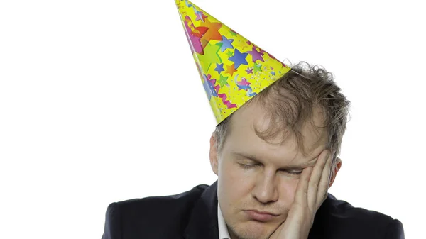 酔う眠いです若いですビジネスマンとともにハングオーバーでお祝いキャップ眠りに落ちる — ストック写真