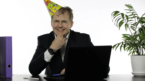 Drank sleepy young businessman with hangover in festive cap smile — Stock Photo, Image