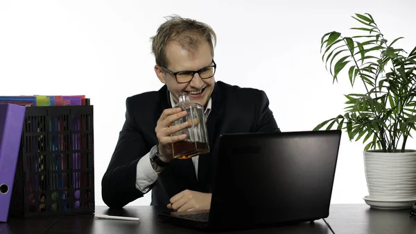 Tired disheveled businessman working hard in office and drink alcohol cognac — Stock Photo, Image