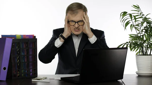 サラリーマンがオフィスで働いている。衝撃的な幹部は仕事の失敗の間違いを見つける — ストック写真