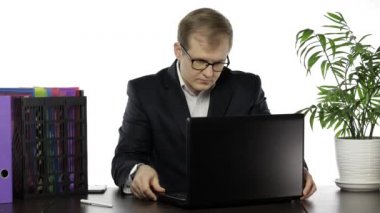 İşadamı yöneticisi başarılı bir proje kazandı. Elleri zevkle ovuşturuyor.