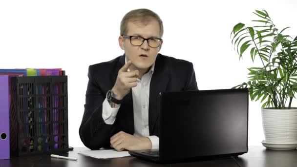 Geschäftsmann Direktor Schuldzuweisungen. Zeigt mit dem Finger auf Kamera unzufrieden mit der Arbeit — Stockvideo