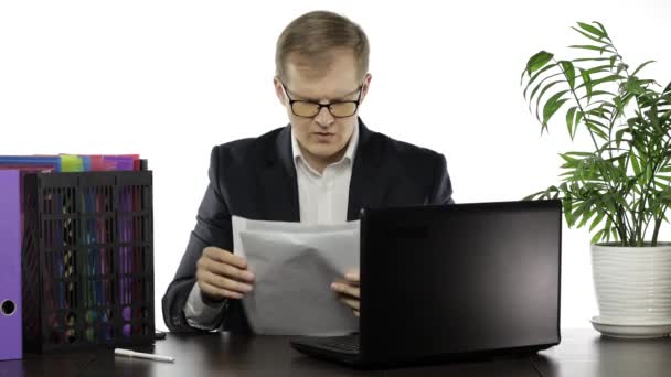 Üzletember, aki az irodában dolgozik. Negatív meghökkent olvasási papír tele hibákkal — Stock videók