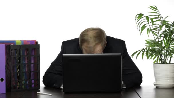Üzletember menedzser mögé bújik egy laptop, és néz ki, miközben dolgozik az irodában — Stock videók
