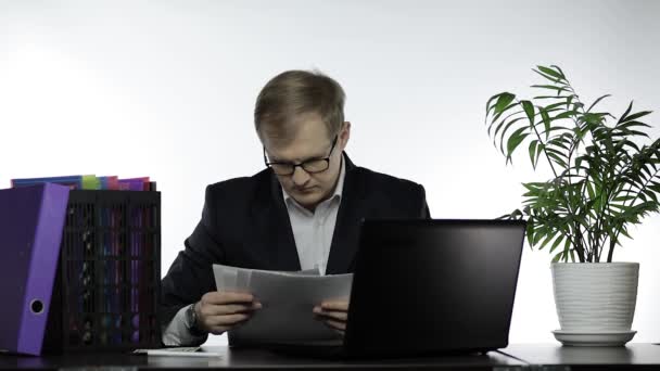 Manažer pracuje v kanceláři. Čtení papíru zpráva pokrčení ramen v pochybách — Stock video