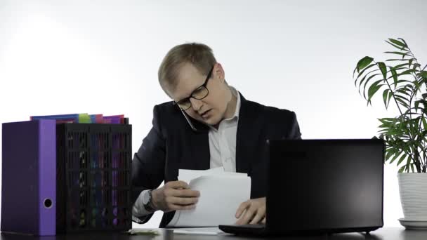 Geschäftsmann im Büro. Lautstark telefonieren beim Zeitunglesen — Stockvideo